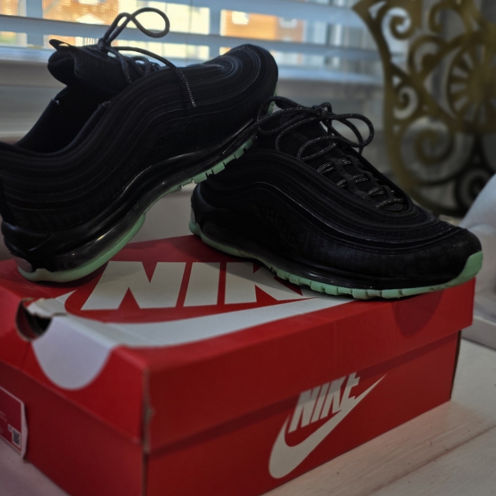 Nike Men’s Black Sneakers with Mint Green Sole